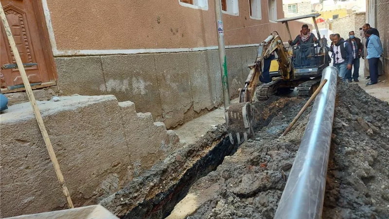 رئيس مركز إسنا جنوب الأقصر يتفقد أعمال مشروع محطة الصرف الصحى بقرية النمسا