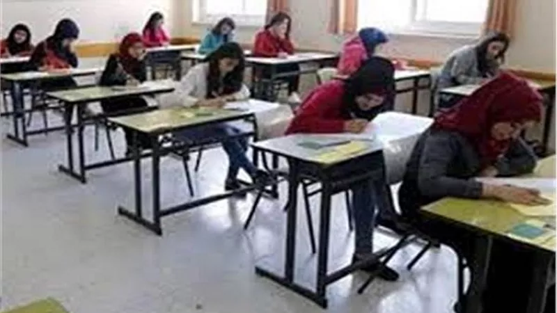 طلاب الصف الثانى الثانوى يؤدون امتحان مادتى اللغة الاجنبية الثانية وعلم النفس اليوم