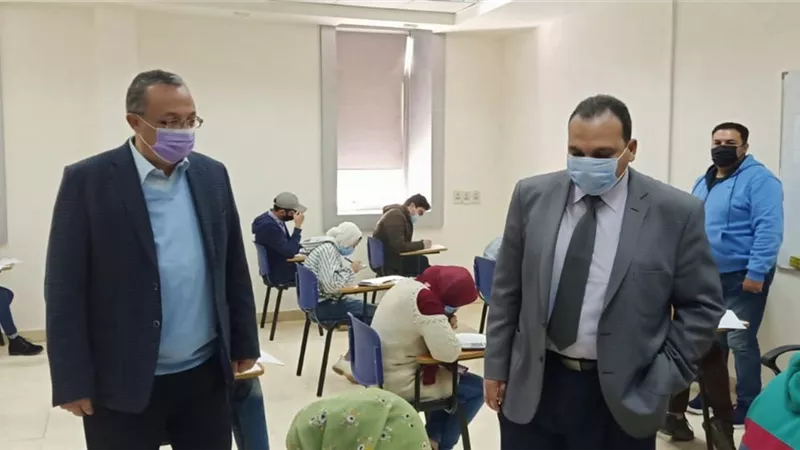 نائب رئيس جامعة بنها لشئون التعليم والطلاب يواصل جولاته ويتفقد الامتحانات بمقر العبور