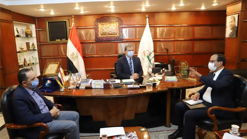 سعفان يبحث مع خبير بـ 