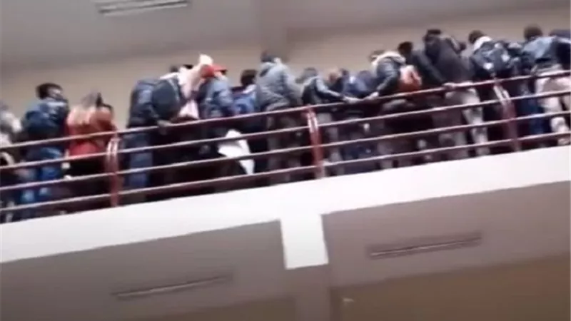 شاهد ..سقوط دموى لـ7 طلبة جامعيين من الطابق الرابع