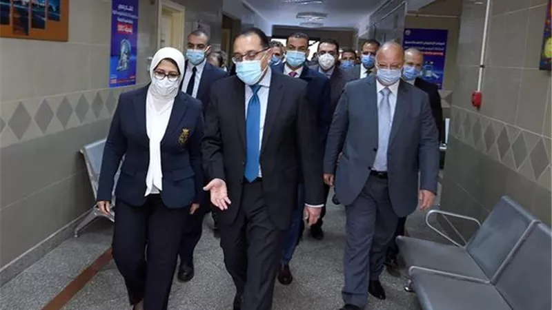 رئيس الوزراء يشهد بدء تطعيم أصحاب الأمراض المزمنة وكبار السن بالجرعة الأولى من لقاحات فيروس كورونا بالقطامية