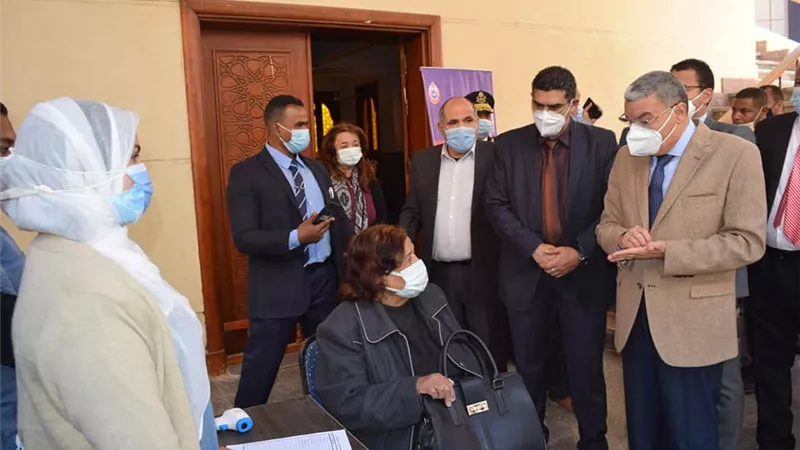 محافظ المنيا يشهد بدء تطعيم كبار السن بلقاح كورونا بمستشفى سمالوط