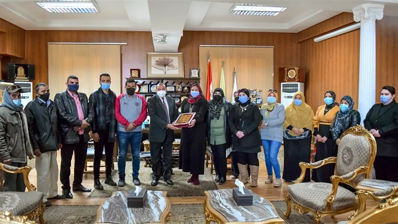 العاملون بكلية السياحة يشكرون رئيس جامعة بني سويف لتحسين أوضاعهم