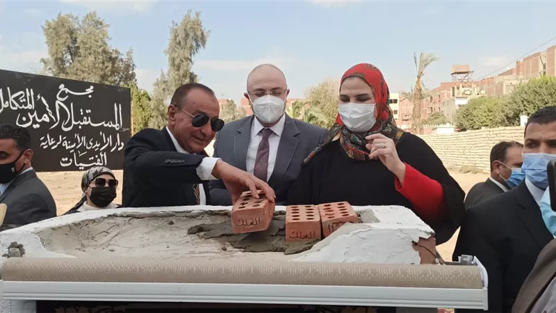 وزيرة التضامن ومحافظ بنى سويف يضعان حجر أساس مجمع الخدمات المتكاملة