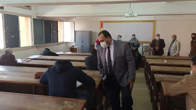 نائب رئيس جامعة بنها يتفقد سير الامتحانات والمعامل بكليتي العلوم وهندسة بنها