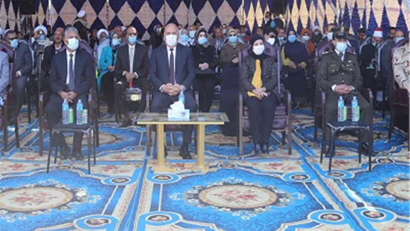 قنا تحتفل بالعيد القومي بوضع أكاليل الزهور بالنصب التذكارى