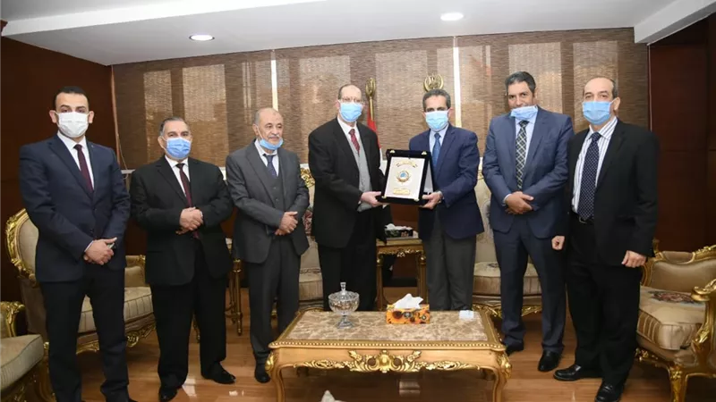 محافظ الغربية يستقبل وفد النيابة الإدارية -صور