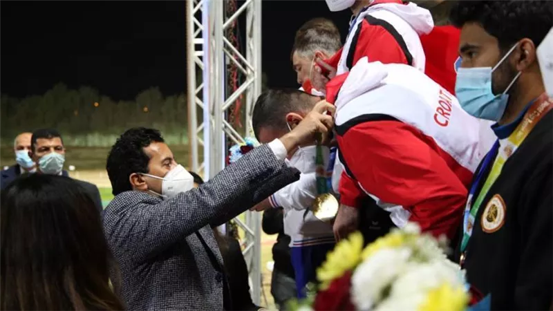 وزير الرياضة يسلم جوائز كأس العالم للرماية خرطوش.. شاهد