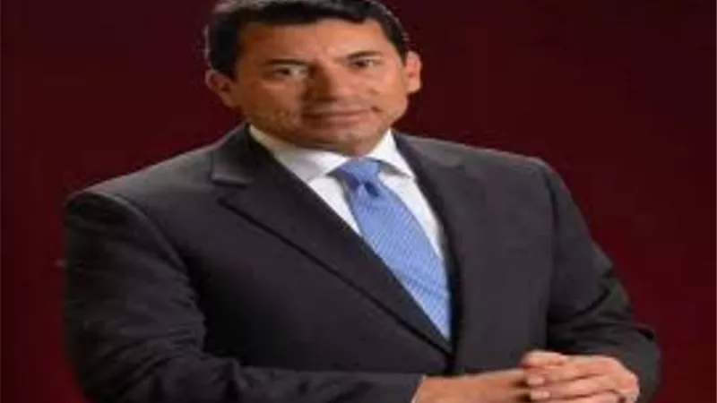 وزير الرياضة يكرم المدير التنفيذى لمنتدى شباب العاشر لتميز إدارته