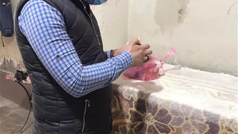 إعدام ٣ أطنان ونصف أغذية فاسدة وغلق ٢٥ منشأة مخالفة بالشرقية.صور