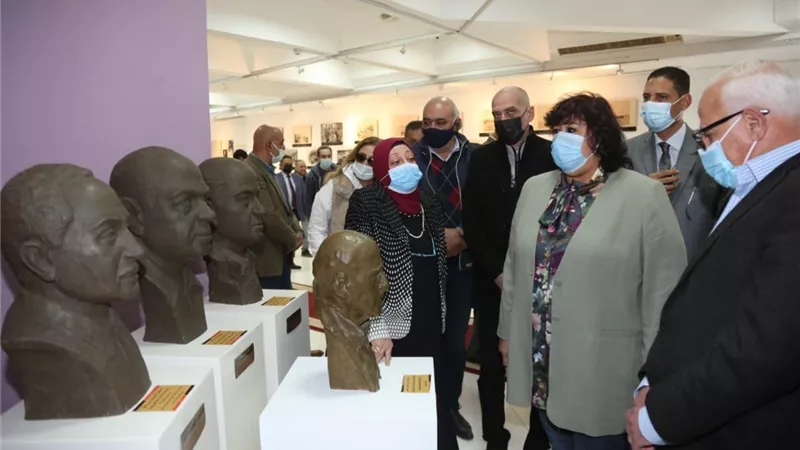 وزيرة الثقافة ومحافظ بورسعيد يفتتحان منفذ هيئة الكتب ويدشنان شارع محمود ياسين