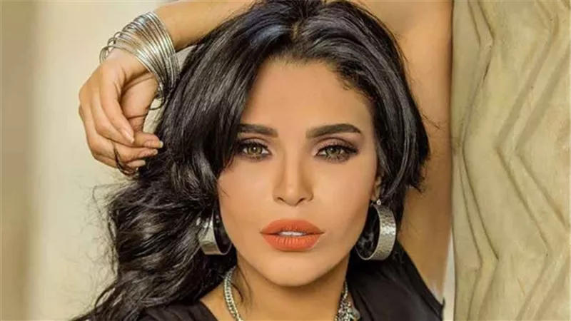 أمينة: «بدايتي مع التمثيل وليس الغناء وشاركت في مسرحية جزيرة القرع»..فيديو
