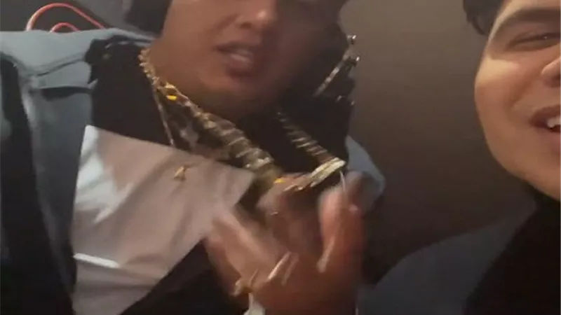 عز يابا.. حمو بيكا يفاجئ عمر كمال برد صادم على ارتداءه سلاسل ذهب.. فيديو