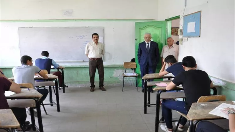طلاب اولى ثانوى يبدأون امتحان مادتى الفلسفة والفيزياء