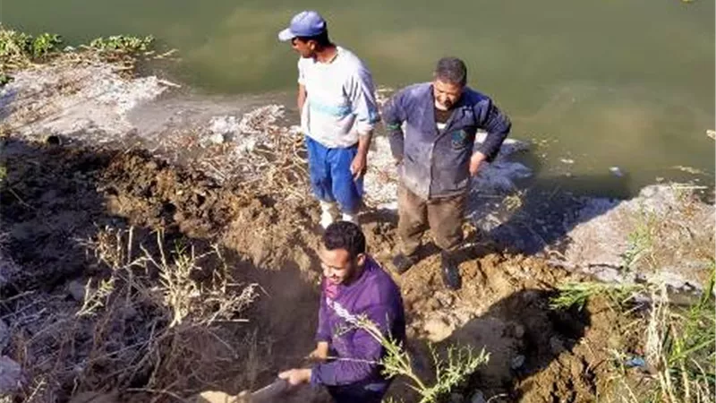 إصلاح كسر مفاجئ لخط مياه بسبب انهيار جزئي لجسر ترعة السويس.صور