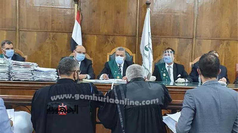 عمل أستاذ الجامعة بالخارج أثناء مرافقة الزوج لا يوجب العزل