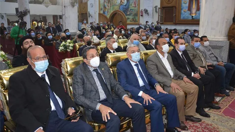 تشييع جنازة اسقف بنى مزار بحضور المحافظ