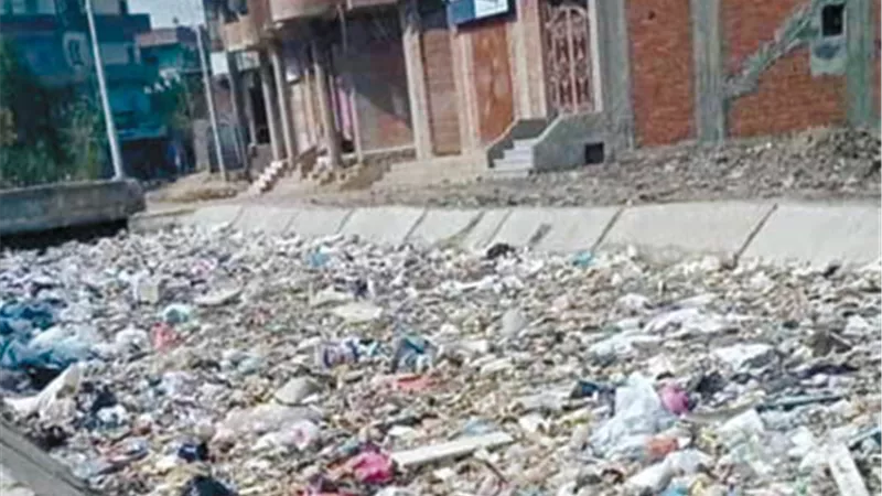 الري تُبطن الترع .. والبعض حولها لمقلب زبالة