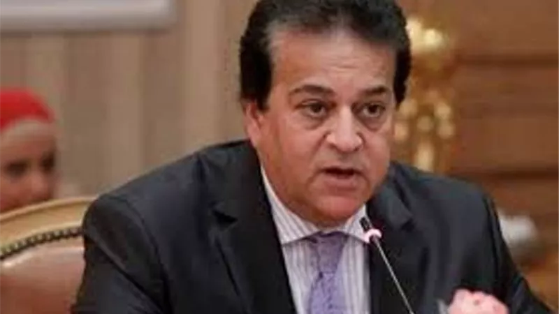 وزير التعليم العالى يزف بشرى سارة للمصريين والعرب بشأن لقاح فيروس كورونا