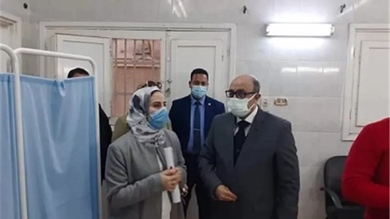 محافظ أسيوط: تطعيم ١٢١ مواطناً من كبار السن واصحاب الأمراض المزمنة بلقاح كورونا