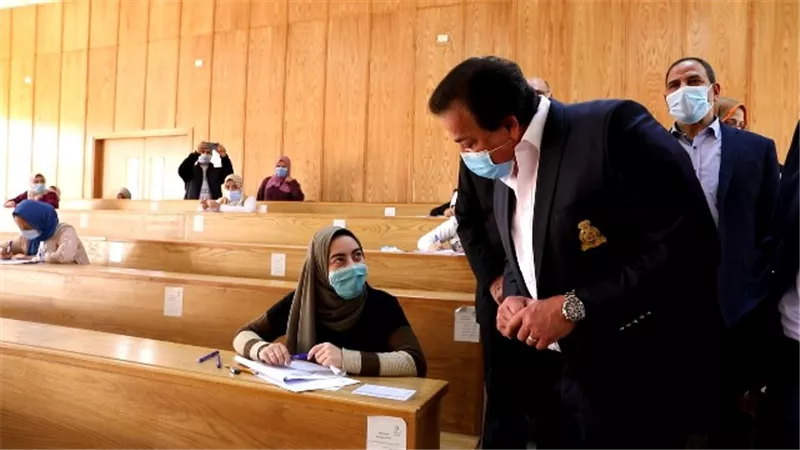 وزير التعليم العالي يتفقد لجان الامتحانات بتربية المنوفية..صور