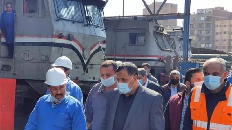 رئيس السكة الحديد يتفقد الأعمال بورش الفرز بالقاهرة