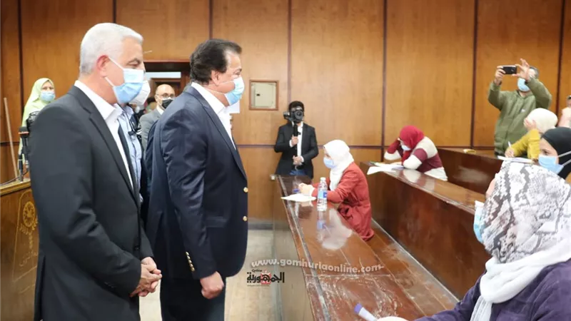 وزير التعليم العالي ورئيس جامعة المنوفية يتفقدان امتحانات كلية التربية.. صور