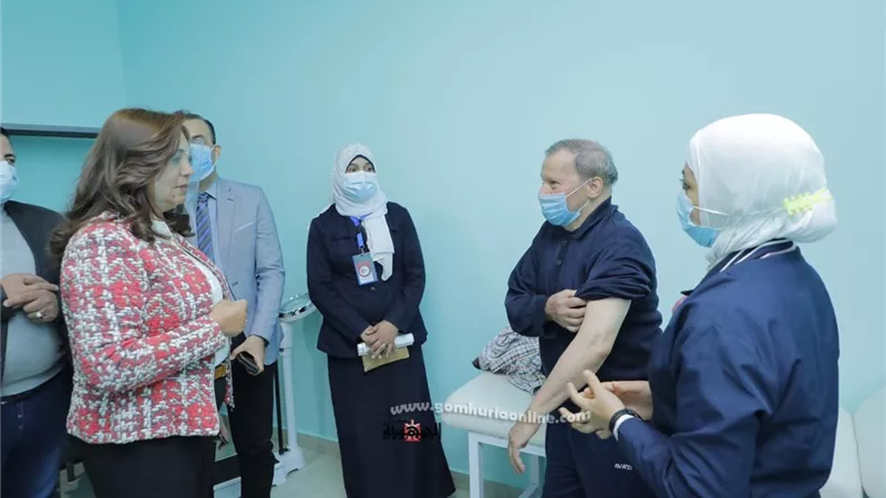 محافظ دمياط تتابع إجراءات تطعيم كبار السن وأصحاب الأمراض المزمنة بلقاح فيروس كورونا