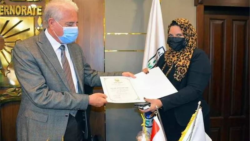 محافظ جنوب سيناء يكرم الحاصلات علي مراكز متقدمة في دورات مركز التنمية المحلية بسقارة