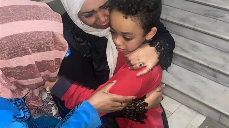 أمن العاصمة يعيد طفل لأسرته ضل طريقه بمصر الجديدة
