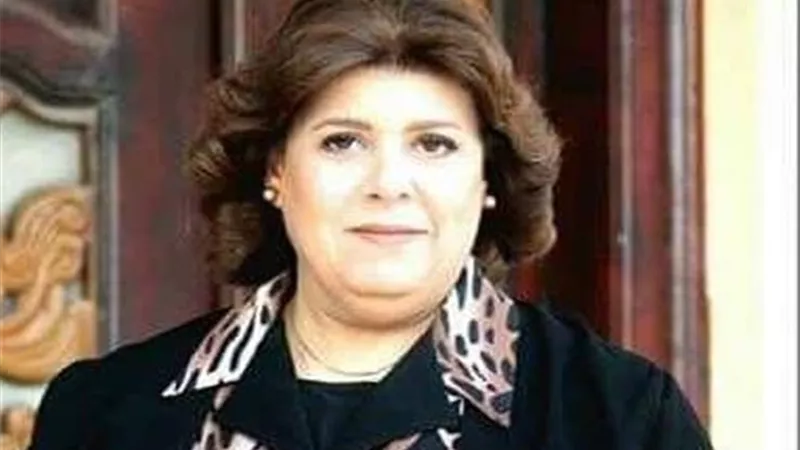 اسرة الراحلة سوسن ربيع تستقبل العزاء على مقابر العائلة