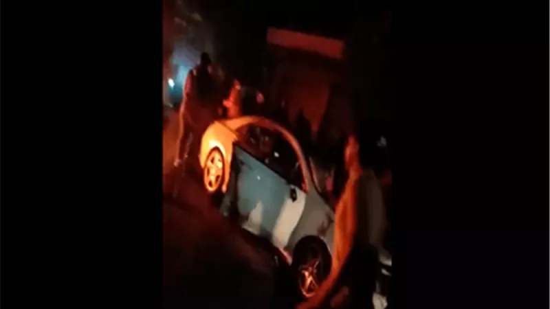 سيارة تدهس متظاهرين في لبنان