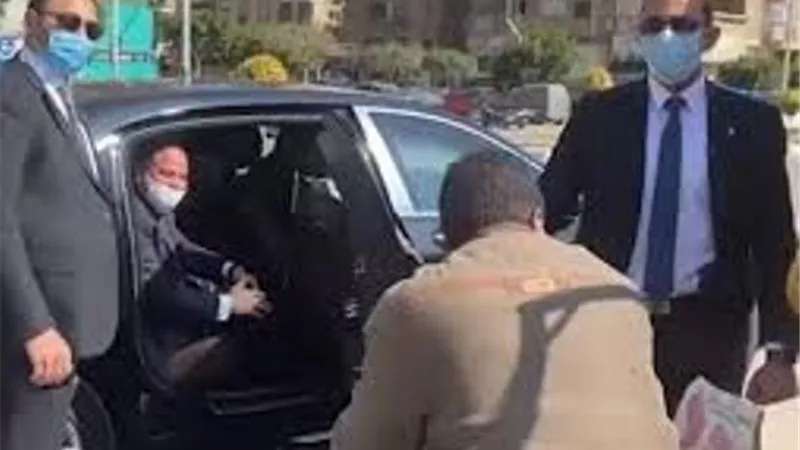 بائع الفاكهة يكشف تفاصيل حوار ربع ساعة مع السيسي .. «قالي كل اللي أنت عاوزه هيتعمل»