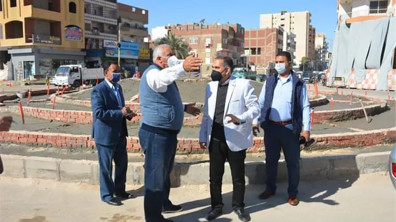 محافظ الوادي الجديد يتابع تطوير ميدان البساتين بالخارجة