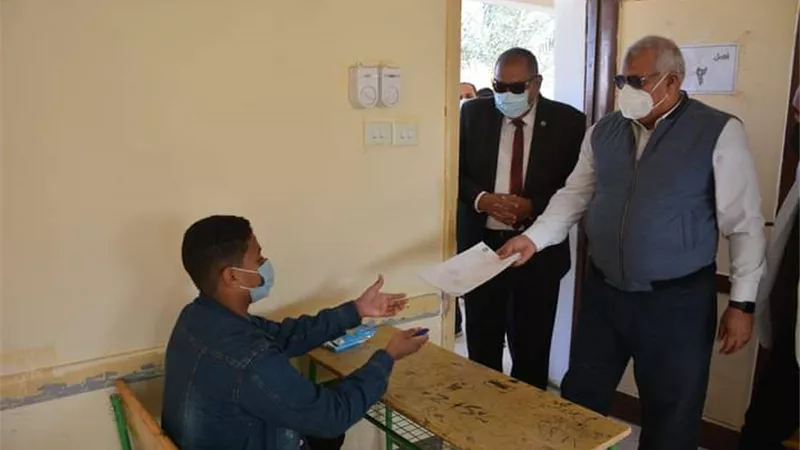 محافظ الوادى الجديد يدعم ناصر الاعدادية بـ 5 آلاف جنيه لتنجيل ملاعبها