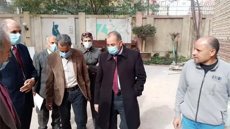 جمال سلامة يتابع الاعمال بعيادة التأمين الصحى بمقر بجامعة الزقازيق