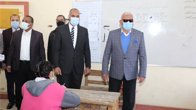 صقر يتفقد امتحان الشهادة الاعدادية بمحافظة السويس