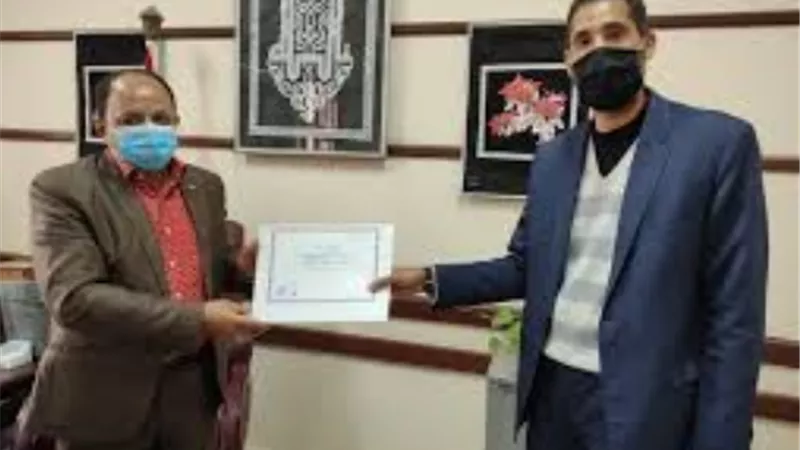 وكيل تعليم الخانكة تكرم إدارة المطبعة لجهودهم في طباعة الامتحانات