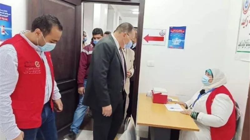 محافظ الشرقية يطمئن على توافر لقاح كورونا المخصص لكبار السن وأصحاب الأمراض المزمنة..