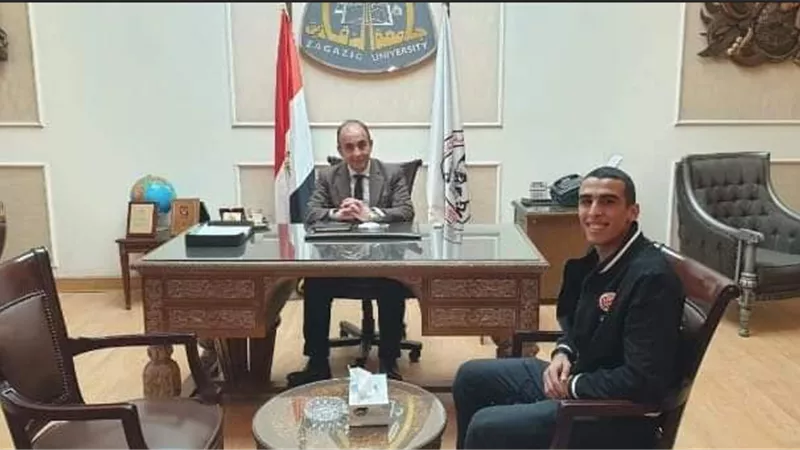 رئيس جامعة الزقازيق يستقبل أول معيد بكلية التربية الرياضية من أبناء دار رعاية المدينة المنورة