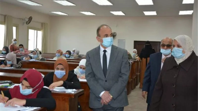 رئيس جامعة الزقازيق يواصل جولاته التفقدية لسير امتحانات الفصل الدراسى الأول.. بالصور