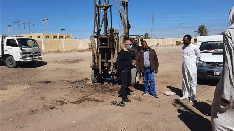رئيس مركز إسنا يتفقد أعمال مشروع الصرف الصحى بقرية توماس جنوب الأقصر