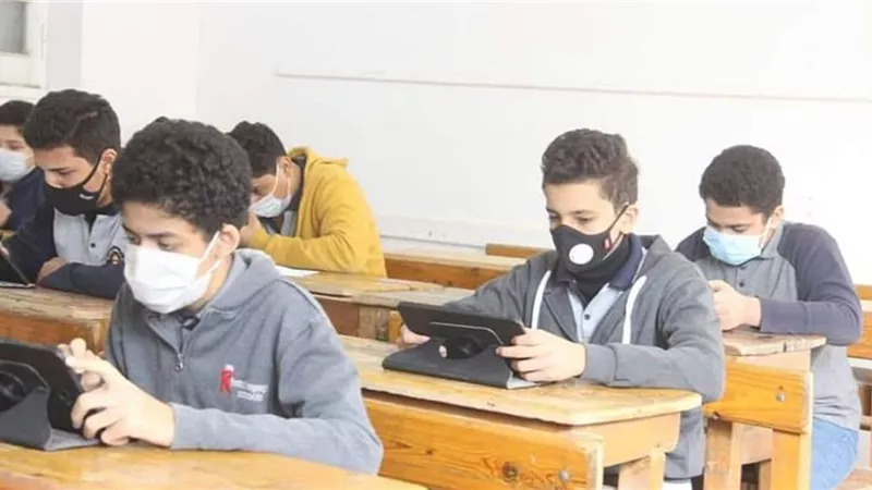 طلاب 12محافظة بالصف الأول الثانوى يؤدون امتحان مادتى التاريخ والكيمياء