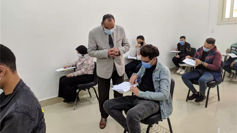 رئيس جامعة بنى سويف التكنولوجية يتفقد لجان الامتحانات