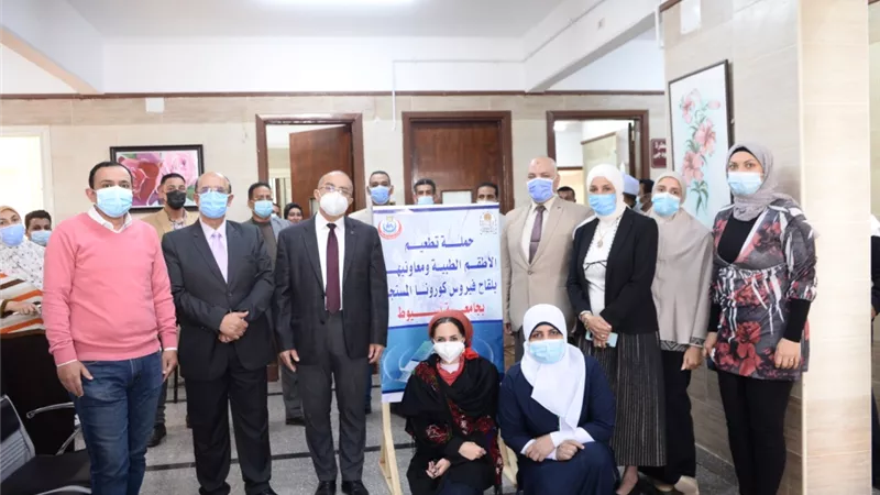 رئيس جامعة أسيوط يصطحب نظيره السابق لتلقى لقاح كورونا