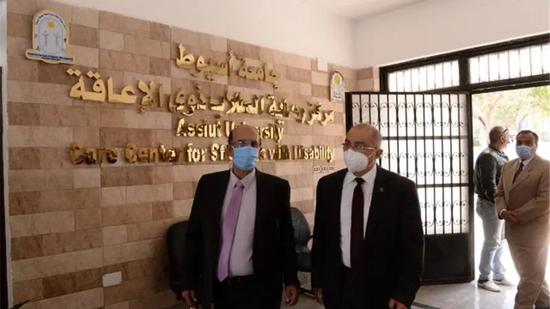 رئيس جامعة أسيوط السابق يشيد بجهود إدارة الجامعة الحالية فى رعاية الطلاب ذوى الإعاقة