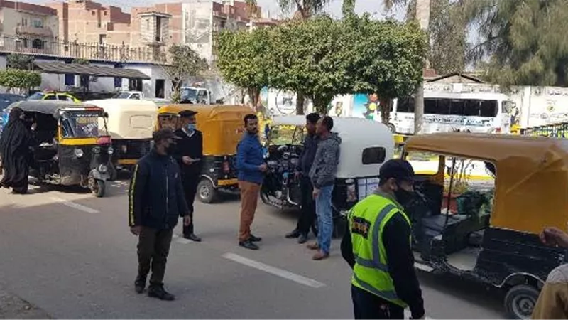 ضبط ١٥ توك توك و٧٤ مخالف للإجراءات الوقائية 