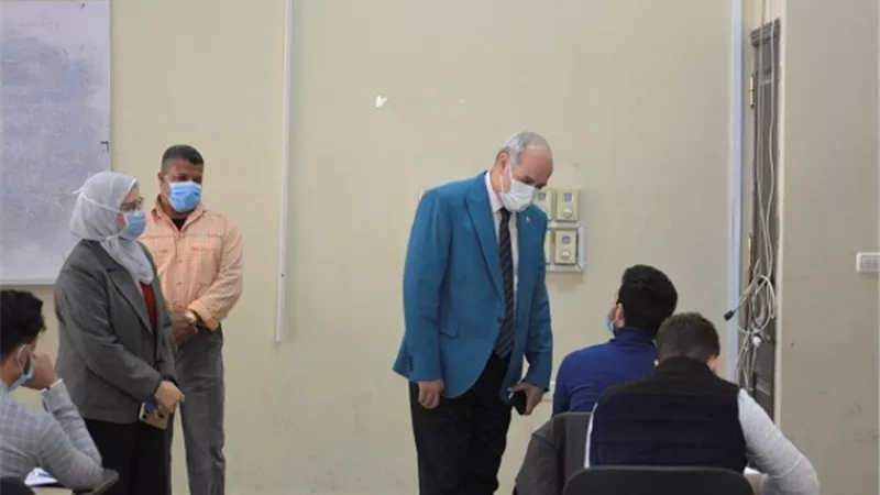 رئيس جامعة الفيوم يتابع امتحانات الفصل الدراسي الأول