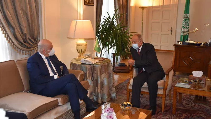أحمد أبو الغيط يناقش مع وزير خارجية اليونان أهم قضايا المنطقة